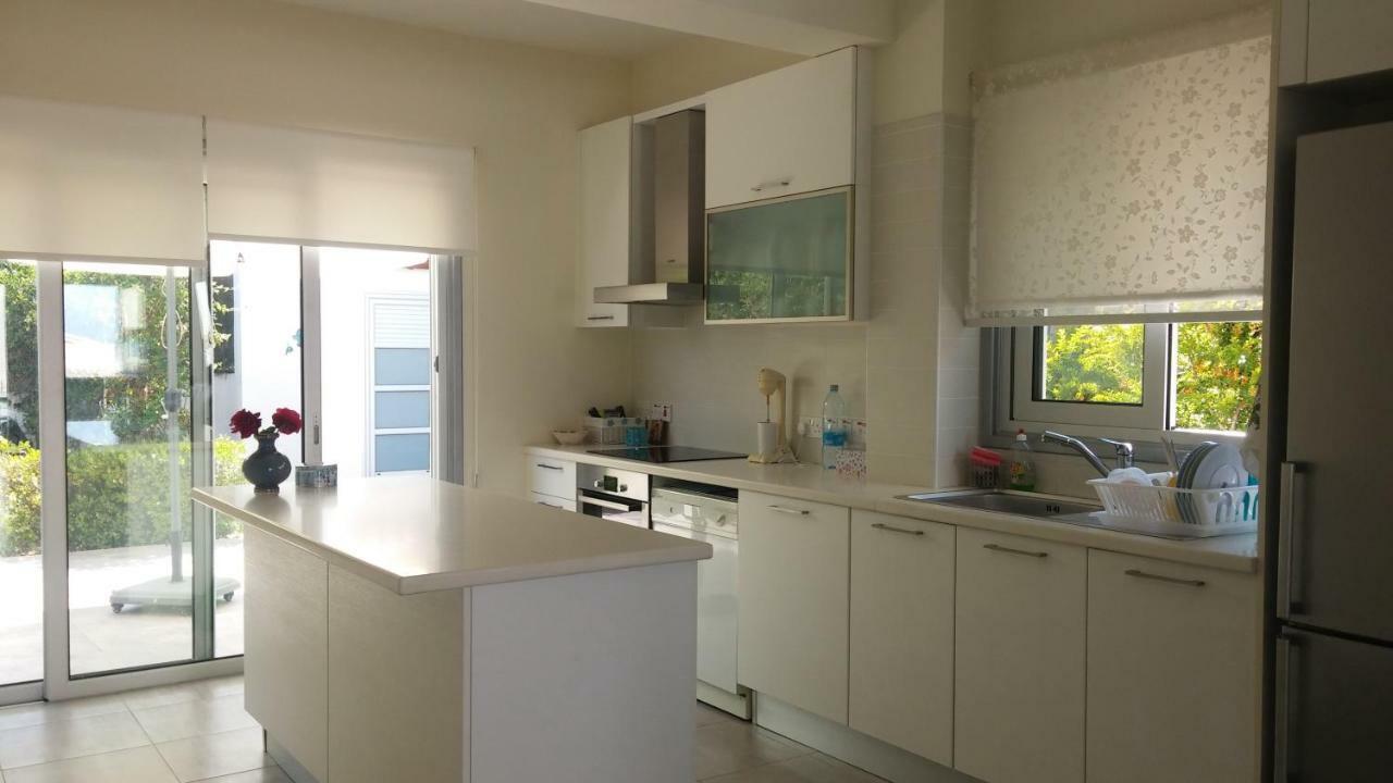 Family Home โปรทาราส ภายนอก รูปภาพ